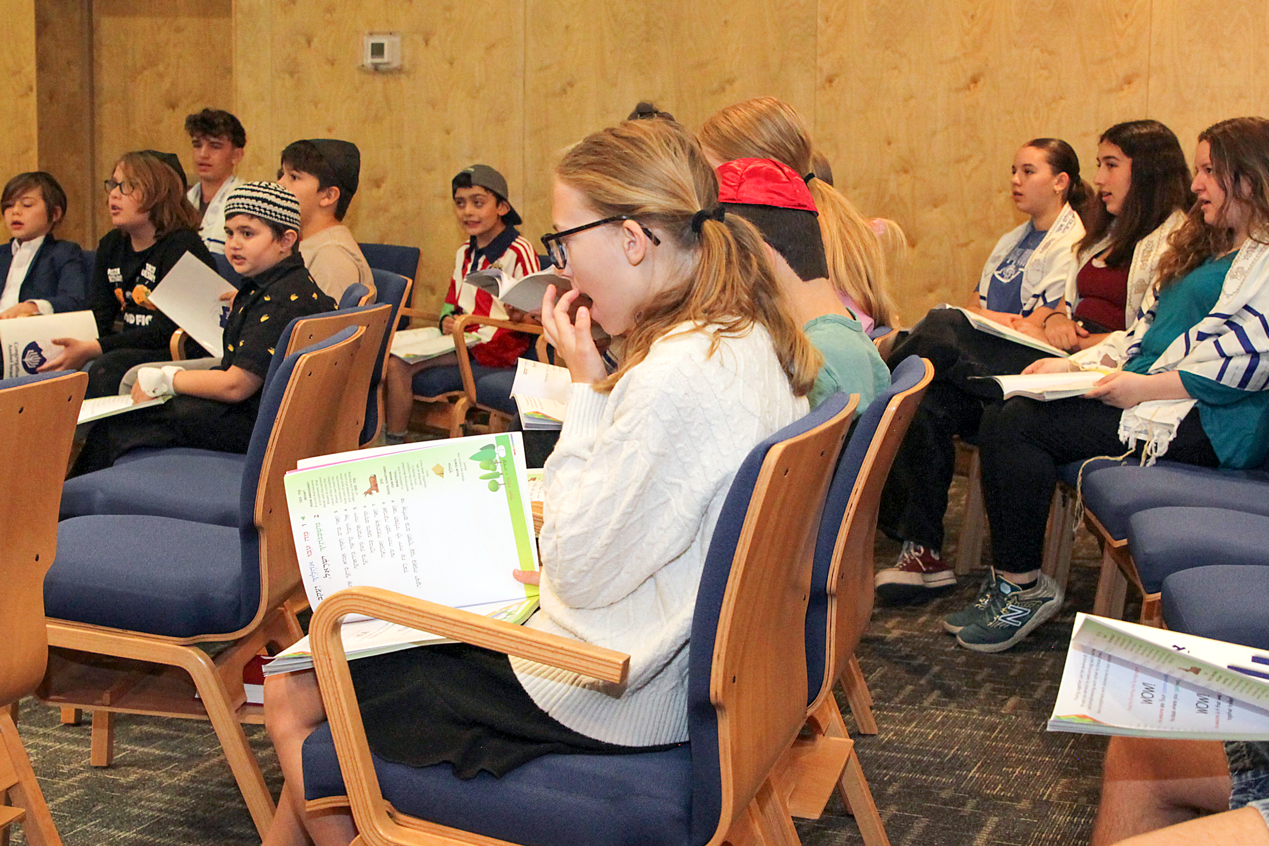 Image of kids in the Rabbi Eisen Beit Midrash